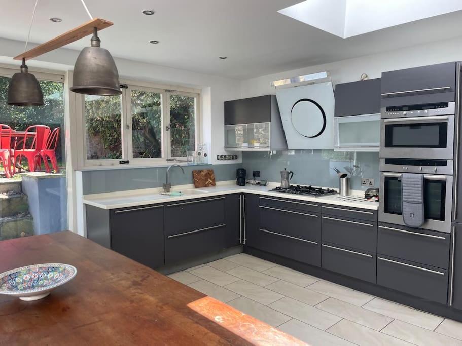 Beautiful London Victorian House, Sleeps 12 Villa ภายนอก รูปภาพ